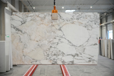 Cała płyta Calacatta Fantastica, marmur naturalny, biały z szaro-grafitowym użyleniem w  wykończeniu polerowanym