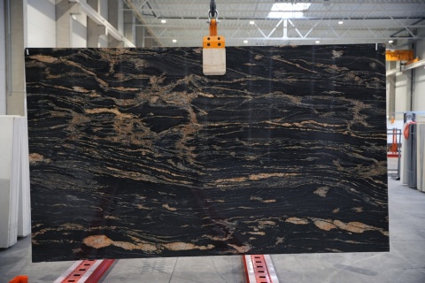 Granit Cosmic Gold, czarno-grafitowy ze złotym użyleniem w wykończeniu polerowanym.