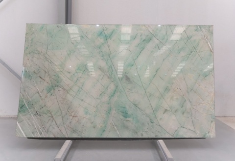 Cała płyta Da Vinci, kwarcyt naturalny, miętowo-seledynowy z szarym użyleniem z wykończeniem polerowanym