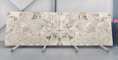 Pełna płyta Alpinus, kwarcyt naturalny, biało-kremowy z szaro-beżowym użyleniem w wykończeniu polerowanym