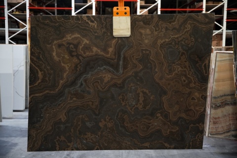 Cała płyta Magic Brown, marmur naturalny, brązowy z beżowo-szarym użyleniem w wykończeniu polerowanym