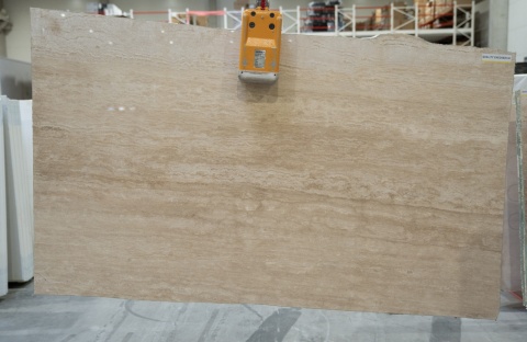 Ivory Travertine Veincut Mastic 30 mm z Turcji – jasny trawertyn polerowany o liniowej strukturze.