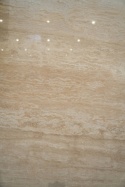 Zbliżenie Ivory Travertine Veincut Mastic 30 mm z Turcji – jasny trawertyn polerowany o liniowej strukturze.