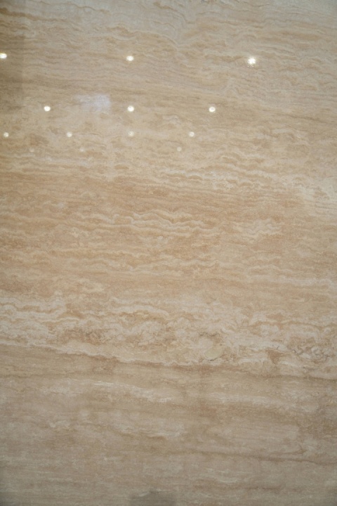Zbliżenie Ivory Travertine Veincut Mastic 30 mm z Turcji – jasny trawertyn polerowany o liniowej strukturze.