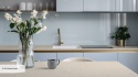 Kuchnia z blatem Avant Quartz 2130 Nimes Marfil poler 20 mm i jasnoniebieską zabudową