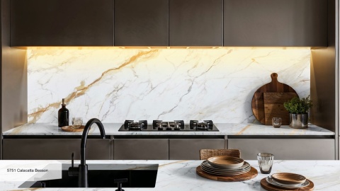 Kuchnia z blatem i okładziną Avant Quartz 5751 Calacatta Besson poler 20 mm