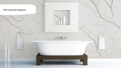 Avant Quartz Calacatta Dauphine poler w łazience z marmurowym użyleniem i efektem okładziny ściennej