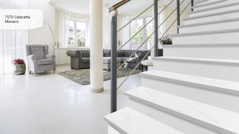 Schody z Avant Quartz 7570 Calacatta Monaco poler 20 mm w jasnym eleganckim wnętrzu