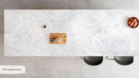 Wyspa z Avant Quartz 7970 Calacatta Troyes poler 20 mm widok z góry