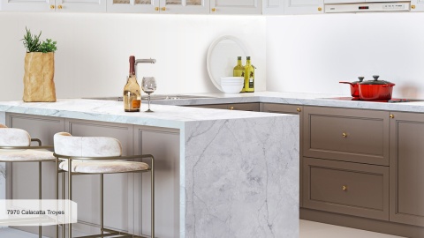 Kuchnia z wyspą Avant Quartz 7970 Calacatta Troyes poler 20 mm w klasycznej aranżacji