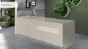 Recepcja z Avant Quartz 2100 Champagne poler 20 mm w jasnym wnętrzu z zieloną ścianą