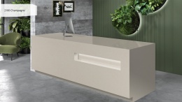 Recepcja z Avant Quartz 2100 Champagne poler 20 mm w jasnym wnętrzu z zieloną ścianą
