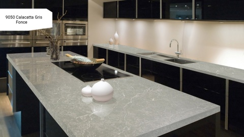 Blat kuchenny Avant Quartz 9050 Calacatta Gris Fonce poler 20 mm w nowoczesnej czarnej zabudowie