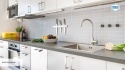 Kuchnia z blatem Avant Quartz 9030 Royal Beige poler 20 mm i białą zabudową