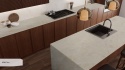 Wyspa kuchenna z Avant Quartz 8580 Tarn poler 20 mm i drewnianą zabudową