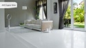 Caesarstone Organic White poler 20 mm jako jasna powierzchnia w salonie z dużymi przeszkleniami
