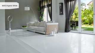 Caesarstone Organic White poler 20 mm jako jasna powierzchnia w salonie z dużymi przeszkleniami