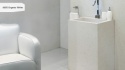 Caesarstone Organic White polerowana biała umywalka i okładzina w minimalistycznym wnętrzu