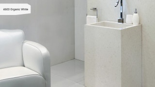 Caesarstone Organic White polerowana biała umywalka i okładzina w minimalistycznym wnętrzu