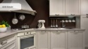 Caesarstone 4230 Shitake polerowany blat w klasycznej kuchni z jasnymi frontami