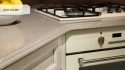 Caesarstone Shitake poler 20 mm beżowy blat kuchenny przy płycie grzewczej