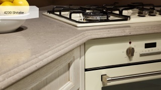 Caesarstone Shitake poler 20 mm beżowy blat kuchenny przy płycie grzewczej
