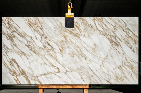Infinity Arabescato Diva MB29 6 mm – jasny spiek marble z beżowo-złotym użyleniem i efektem bookmatch.