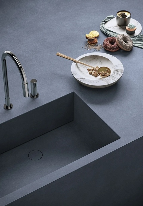 Blat kuchenny z Infinity NU10 Numex Antibes Matt 12 mm z ciemnym zlewem.