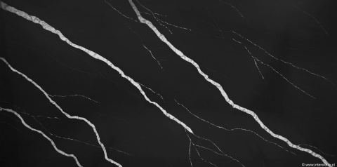 InterQ Black Carrara Polished 20 mm – czarny konglomerat kwarco-granitowy z wyrazistym białym użyleniem