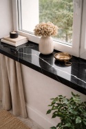 Parapet z czarnego konglomeratu InterQ Black Carrara z wyrazistym białym użyleniem przy jasnym oknie