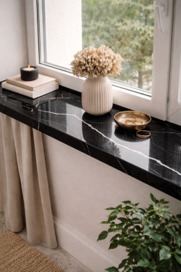 Parapet z czarnego konglomeratu InterQ Black Carrara z wyrazistym białym użyleniem przy jasnym oknie