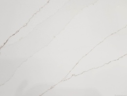 InterQ Calacatta Bella Polished 20 mm – jasny konglomerat kwarco-granitowy z delikatnym beżowo-szarym użyleniem