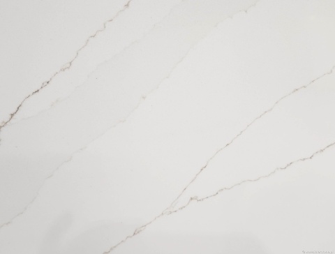 InterQ Calacatta Bella Polished 20 mm – jasny konglomerat kwarco-granitowy z delikatnym beżowo-szarym użyleniem