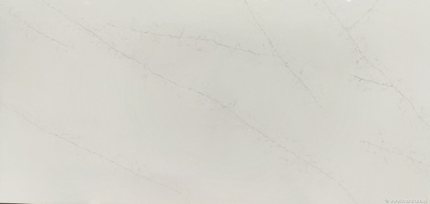 InterQ Fantasy Frost Polished 20 mm – jasny konglomerat kwarco-granitowy z delikatnym szaro-beżowym użyleniem