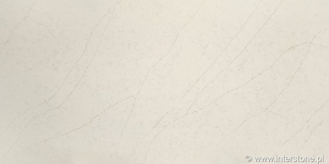 InterQ Sahara Polished 20 mm – jasny konglomerat kwarco-granitowy z delikatnym beżowo-szarym linearnym użyleniem