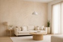 Salon z dekoracyjną ścianą ze spieku Laminam Gemini Flora Pelle w ciepłym beżowym kolorze z motywem liści.