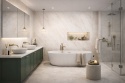 Nowoczesna łazienka z wanną i ścianą ze spieku Laminam Bianco Lasa Naturale o delikatnym marmurowym rysunku.