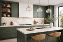 Kuchnia z zielonymi meblami i ścianą ze spieku Laminam Bianco Lasa Naturale z subtelnym marmurowym żyłkowaniem.