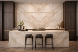 Nowoczesna kuchnia z wyspą i ścianą wykończoną spiekiem Taj Mahal Book Match, z efektownym symetrycznym rysunkiem kamienia