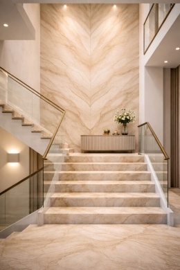 Eleganckie schody wykończone spiekiem Taj Mahal z widokiem na wysoką ścianę w układzie Book Match o symetrycznym rysunku