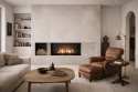 Nowoczesny salon z kominkiem w spieku Marazzi Cementum Ash, jasną sofą i dodatkami w stylu vintage