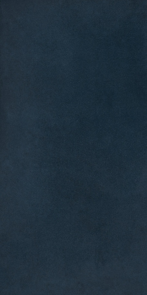 Marazzi Grande Lume Cobalto Lux – ciemnoniebieski spiek kwarcowy o głębokiej, lekko cieniowanej powierzchni