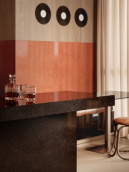 Wnętrze z blatem i okładziną Marazzi Grande Lume Ossidiana Lux w ciemnym odcieniu obsydianu