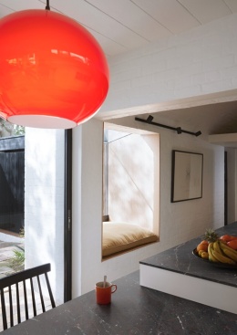 Kuchnia z blatem Marazzi Breccia Imperiale w ciemnym odcieniu grafitu i brązu