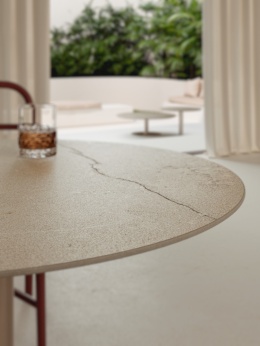 Zbliżenie na blat w wykończeniu Pietra Di Sicilia Bianco z delikatnym rysunkiem kamienia