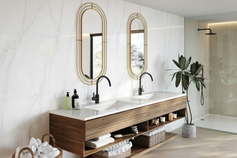Łazienka z blatem i ścianą z konglomeratu kwarcowego Silestone Bronze Rivers