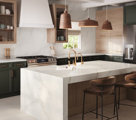 Kuchnia z wyspą i blatami z konglomeratu Silestone Bronze Rivers w wykończeniu poler