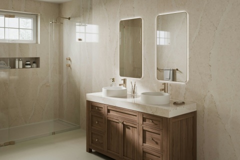 Łazienka z Silestone Calacatta Tova poler na ścianach i blacie, w ciepłej kremowej tonacji