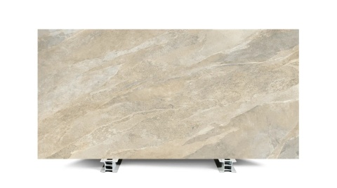 Brachot Uniceramica Ardesia Beige Bookmatch strutturata – beżowy spiek kwarcowy o kamiennym rysunku