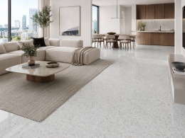 Podłoga z konglomeratu Unistone Alaska White w eleganckim salonie z kuchnią i jasną aranżacją